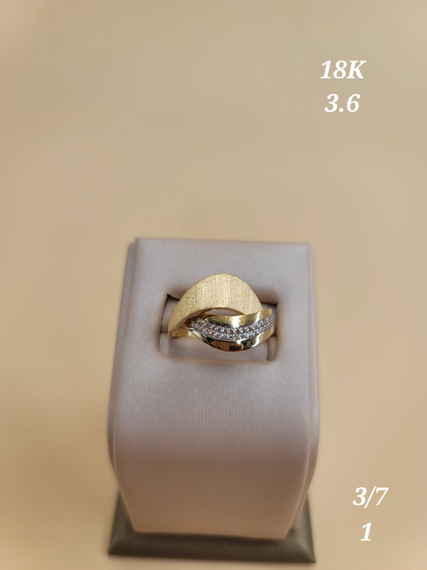 خاتم عريض بلفتين صقيلة و مرمدة و فصوص من المنتصف