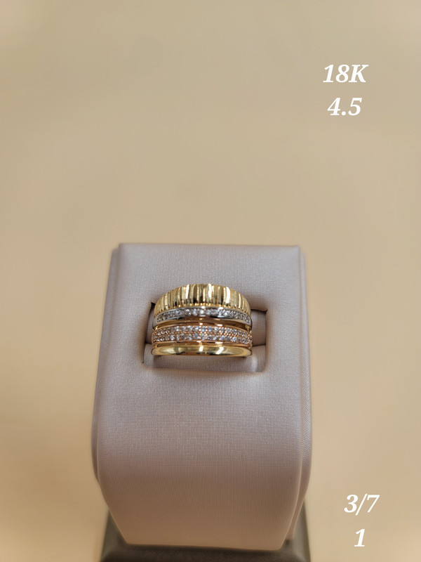 أربع خواتم بخاتم متراصة