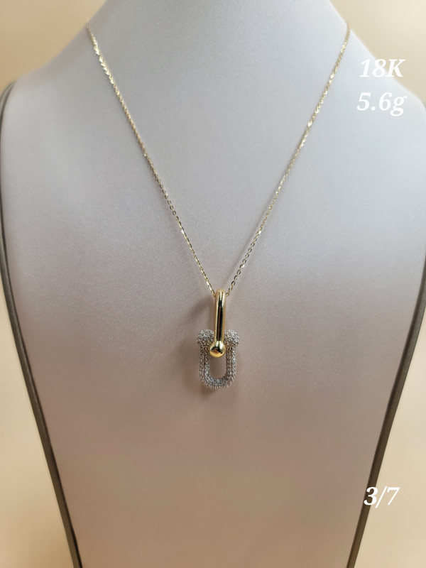 عقد بتعليقة حذوة الحصان