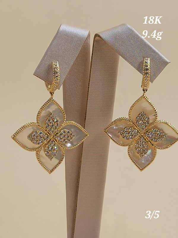 حلق زهرة كوين بقشرة لؤلؤ