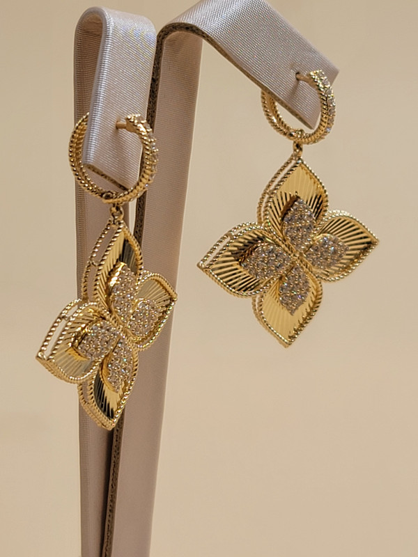 حلق زهرة كوين بخطوط ليزر ذهبي