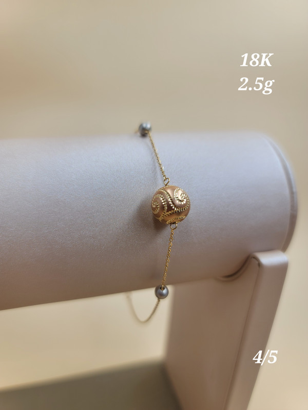 اسوارة بكورة كبيرة ذهبي و اثنتين رمادي مزخرفة 