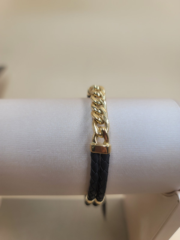 اسوارة بخيوط قيطان أسود