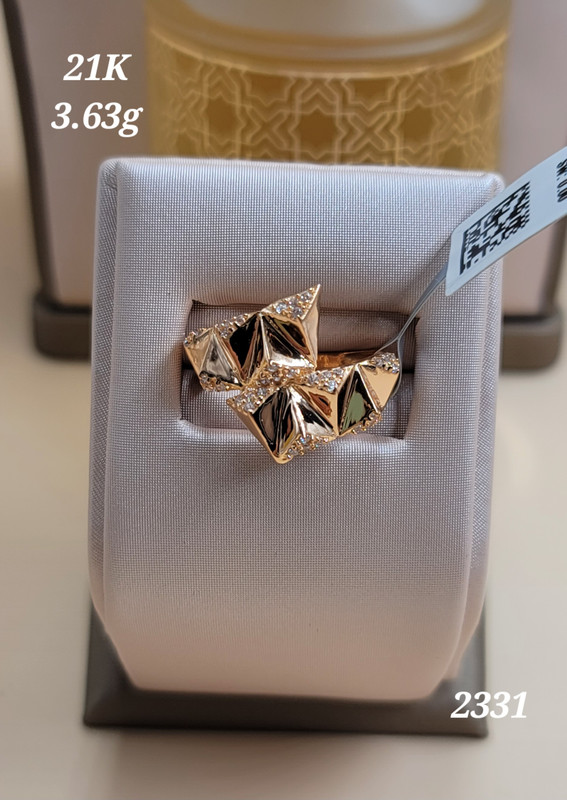 خاتم مميز بلفتين متعاكسة ومضلعة