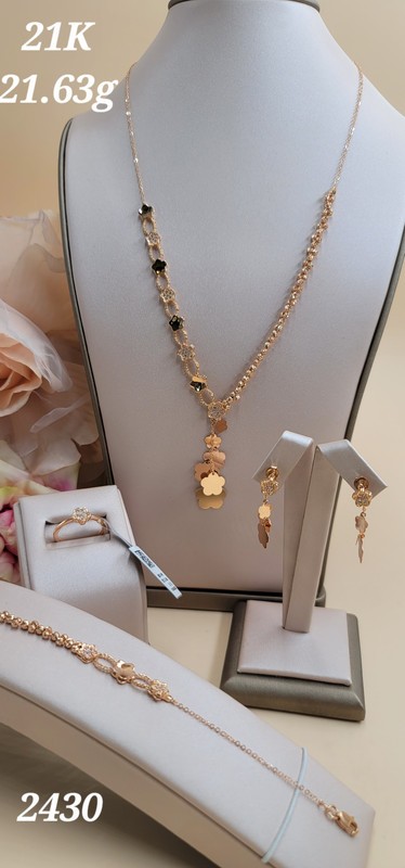 طقم رائع بكثل الورود 