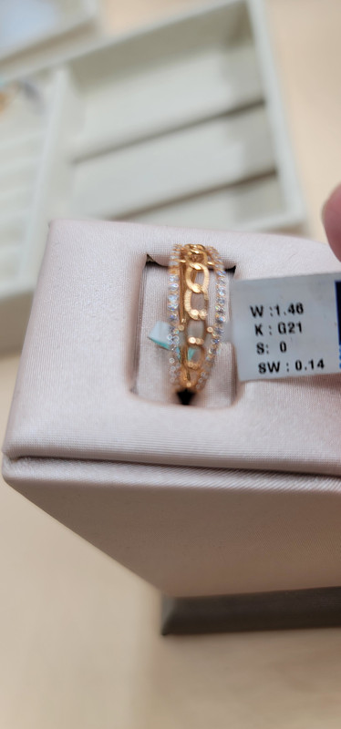 خاتم ناعم بسلسلة من الوسط مطوقة بشريطي زراكون 