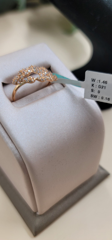 خاتم أنيق بزخرفة أوراق الشجر 