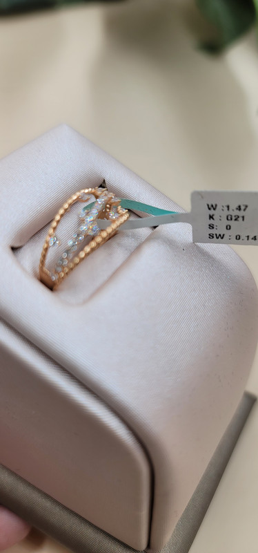 خاتم ناعم بشريط زراكون مائل من المنتصف 