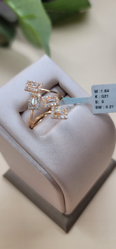 خاتم أنيق جدا باللبس ووزن خفيف بأربع رؤوس متعاكسة عليها زراكون بقصة ألماس