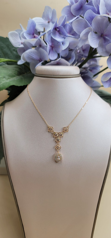 عقد بمتدليات من الورود وزركون قص ألماس 