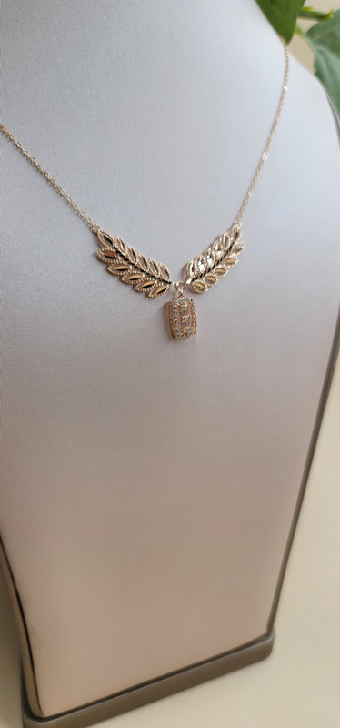 تعليقة جميلة على شكل غصنين تتوسطهما متدلية زراكون 