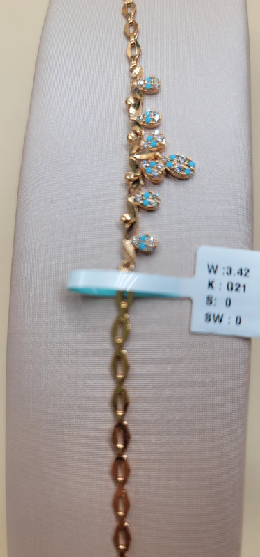 إسوارة بمتدليات بلون الفيروز الرائع