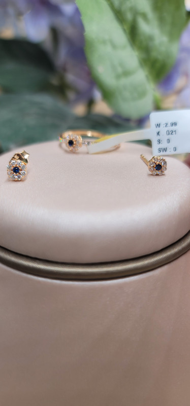 نصف طقم صغير بزهرة و حجر أسود من المنتصف