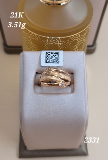 [001922135110530163] خاتم مميز بلفتين حزام و رأسين بفصوص 